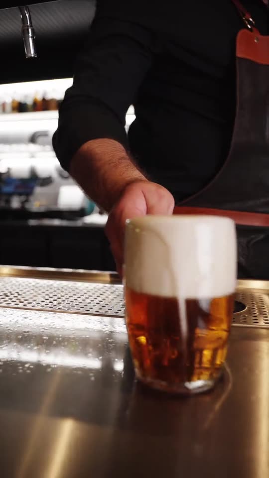 Hotové pivo s hustou penovou čapicou na bare