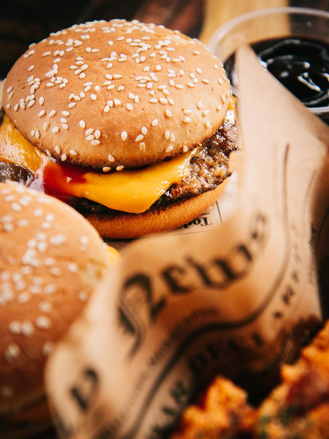 Double cheeseburger na sezamovej žemli
