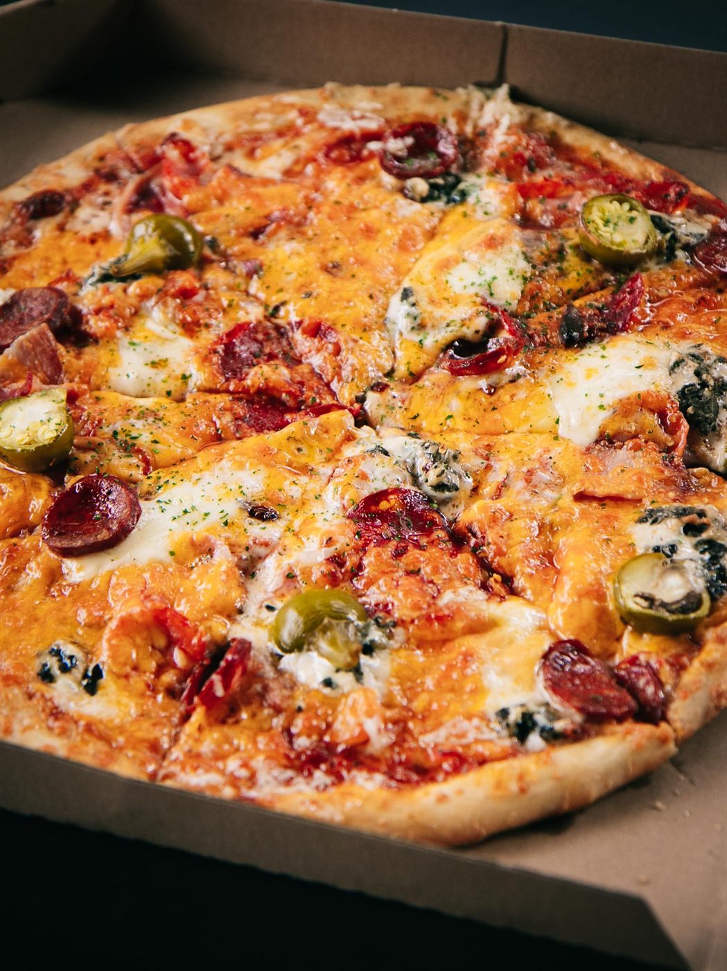 Pizza s klobásou a jalapeňos