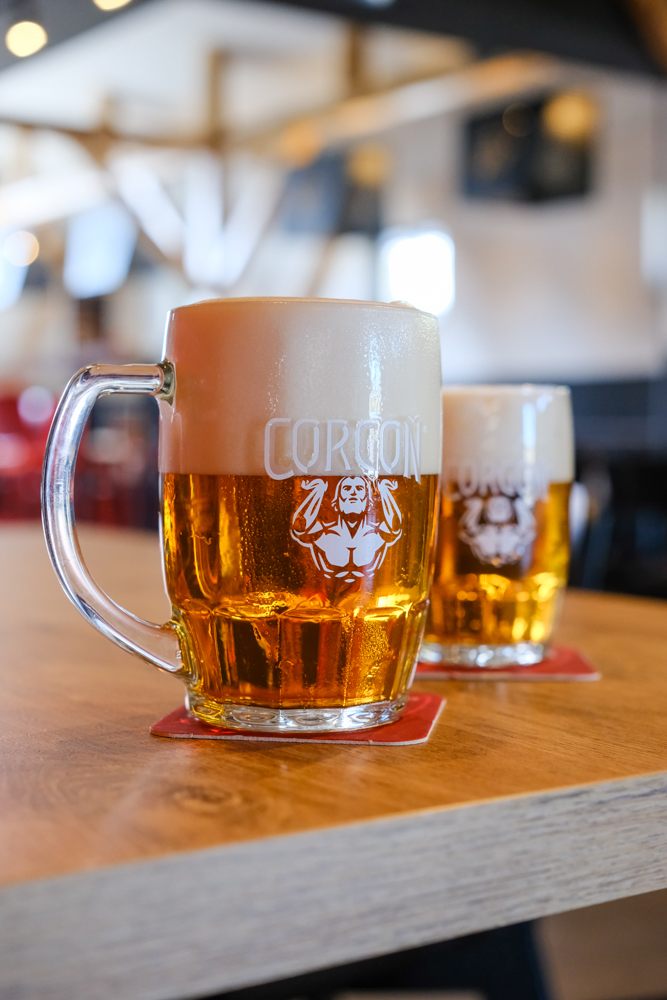 Čapované pivo v pohári na stole