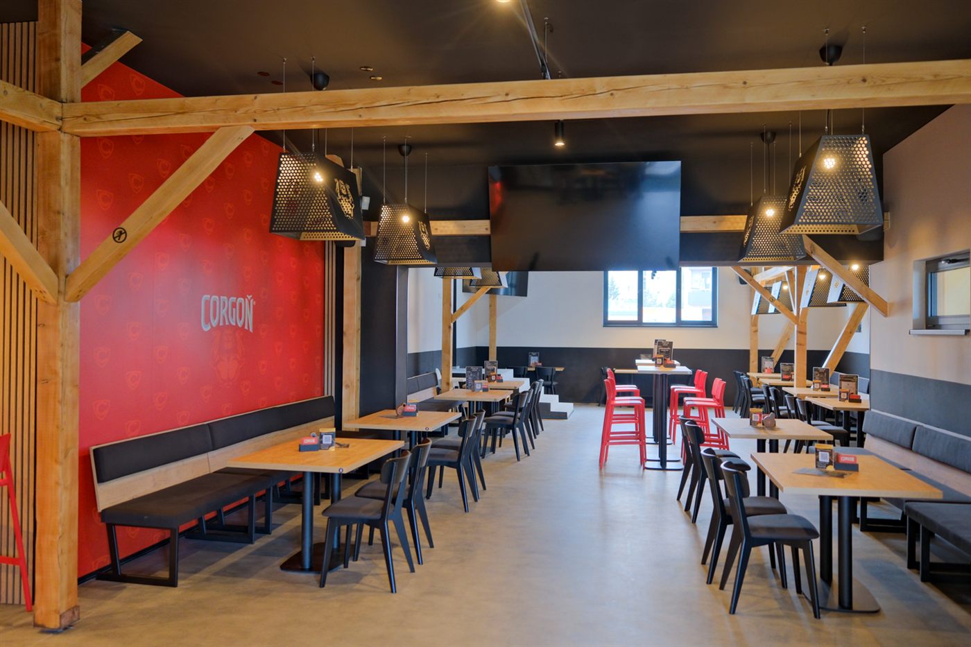 Hlavná sála papuča PUB — drevené trámy a červená stena
